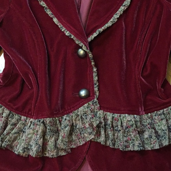 Mechant raspberry stretch velour Vneck/pleats/lace - Picture 3 of 8